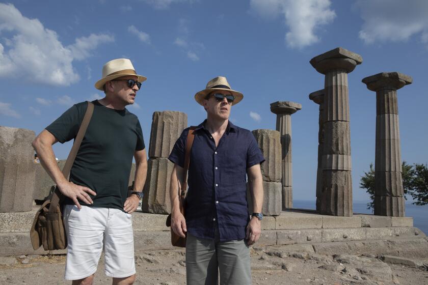 En esta imagen difundida por IFC Films, Rob Brydon, a la derecha, y Steve Coogan en una escena de "The Trip to Greece". (Andy Hall/IFC Films vía AP)