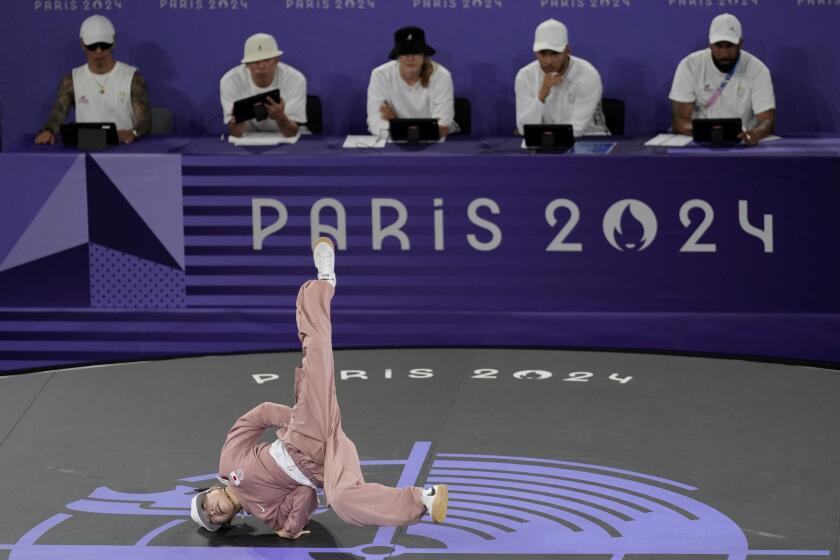 La japonesa Ami Yuasa compite en la categoría B-Girls del breaking en los Juegos Olímpicos, el viernes 9 de agosto de 2024, en París (AP Foto/Abbie Parr)