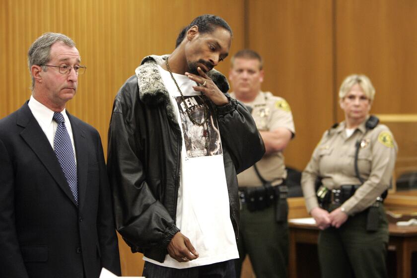 Donald Etra, left, stands by Snoop Dogg in court in 2007.