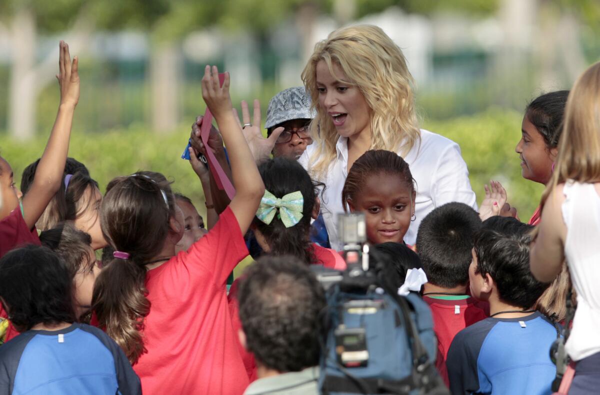 Shakira habla con los niños de la YMCA de Miami en Coral Gables, Florida