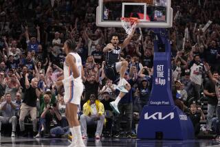 Los aficionados reaccionan a una clavada del pívot de los Dallas Mavericks, Dereck Lively II (2), mientras Aaron Wiggins, de los Oklahoma City Thunder, al frente, mira hacia otro lado durante la segunda mitad del tercer partido de una serie de playoffs de segunda ronda de baloncesto de la NBA, el sábado 11 de mayo de 2024, en Dallas. (AP Foto/Tony Gutiérrez)