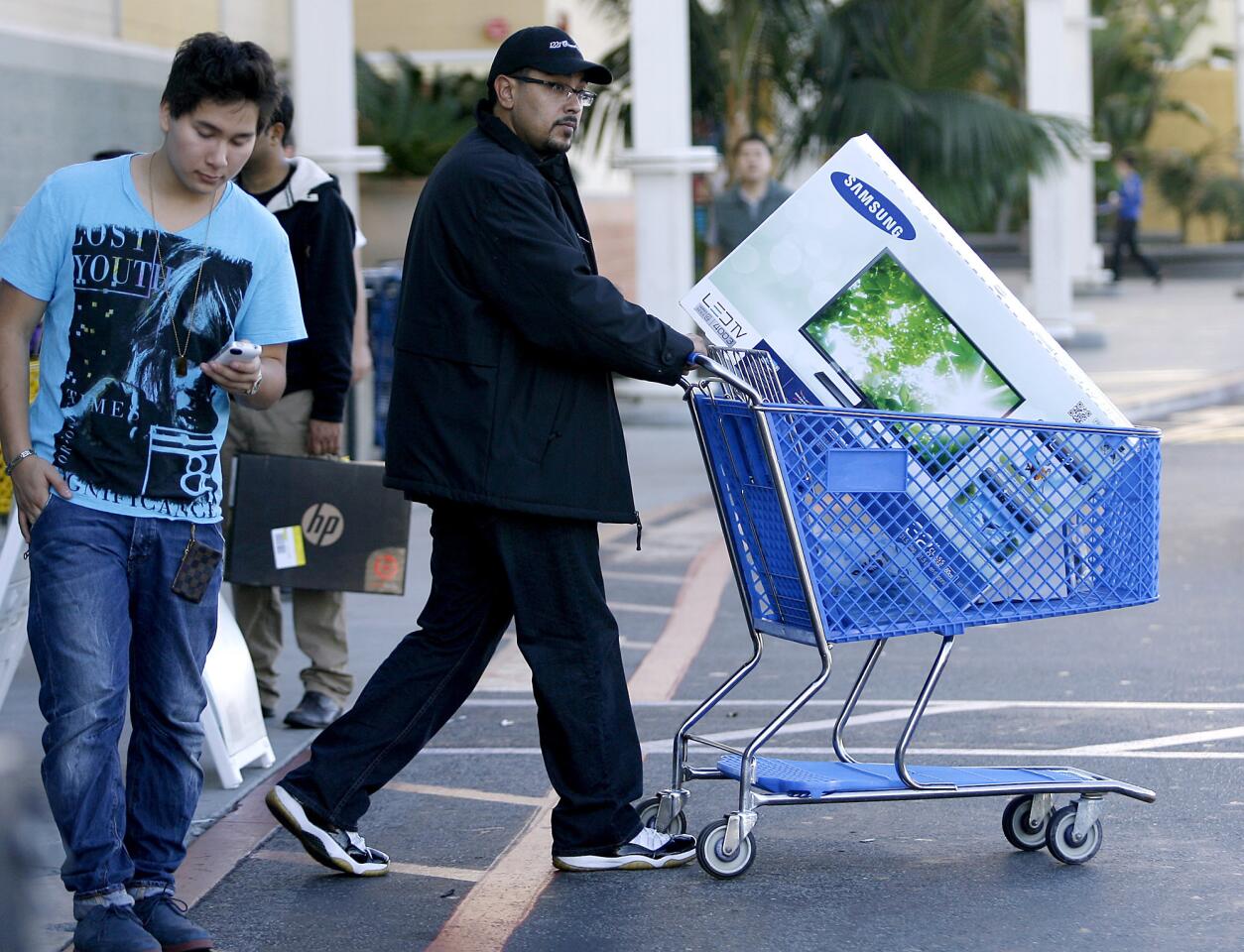 Photo Gallery: Black Friday shoppers at Glendale Galleria, Burbank's Empire Center