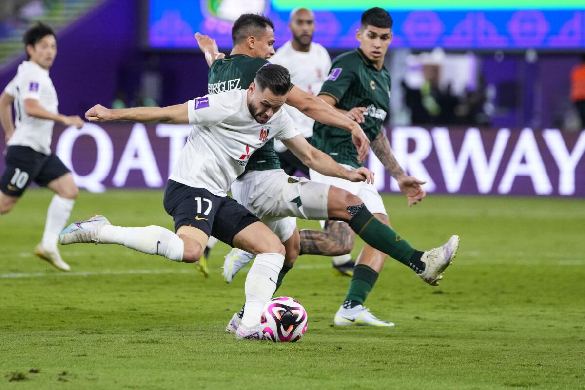 Alex Schalk del Urawa Reds Diamonds anota en el encuentro ante el León de México