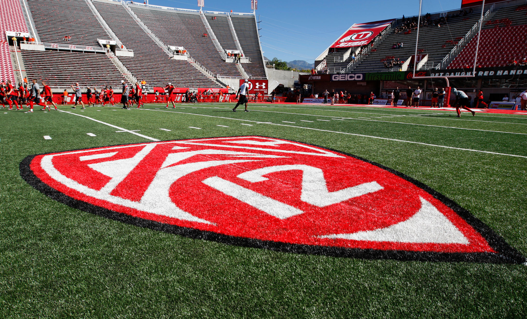 Logo Pac-12 sur un terrain en herbe.