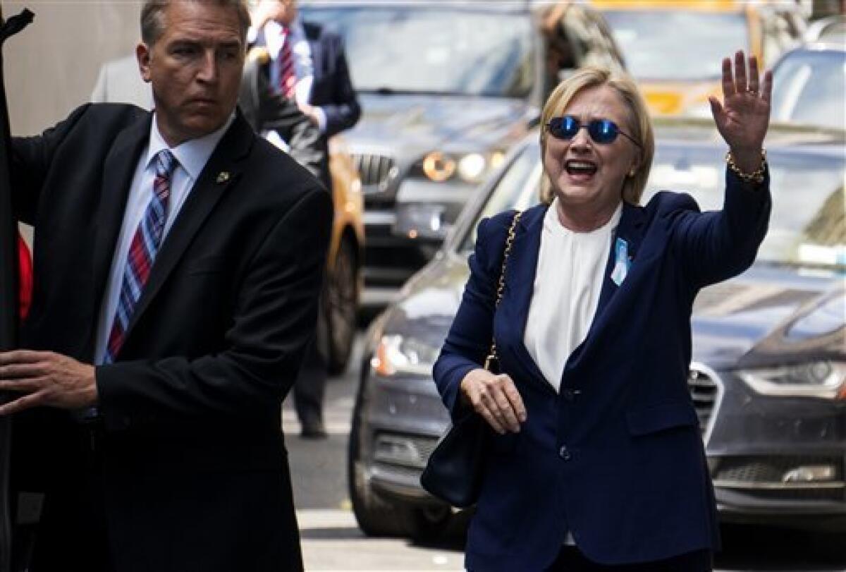 Hillary Clinton se retiró de improviso el domingo de una ceremonia en memoria por los atentados del 11 de septiembre de 2001 y recibió ayuda de tres personas para mantenerse de pie y subir a una camioneta tras aparentemente tambalearse en una vereda.