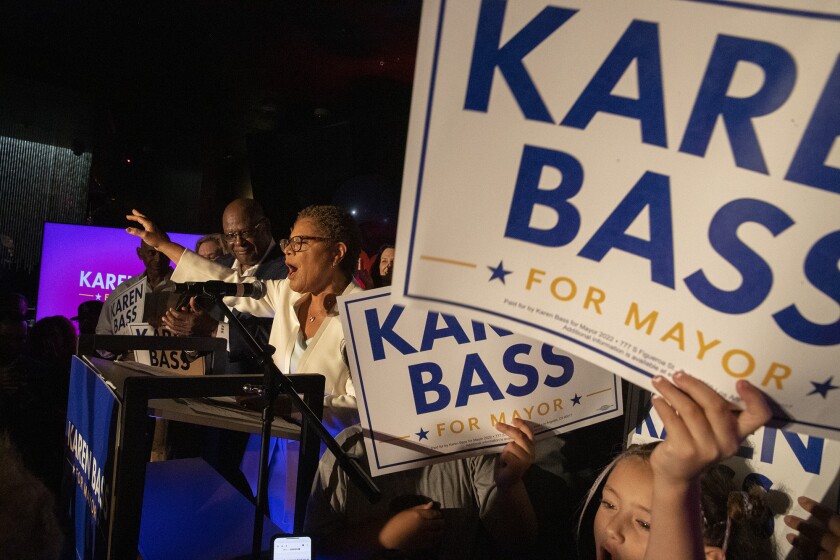 Karen Bass prend la parole lors de sa soirée électorale mardi.