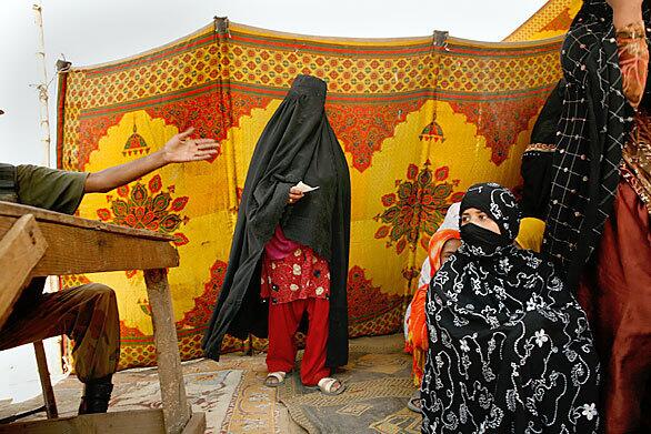 Queue for food aid in Pakistan