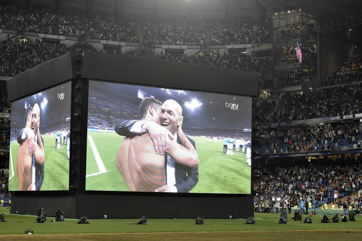 El festejo de Ronaldo (i) y Zidane en una pantalla instalada en el estadio Santiago Bernabéu, para la final Real Madrid vs Atlético por la Champions.