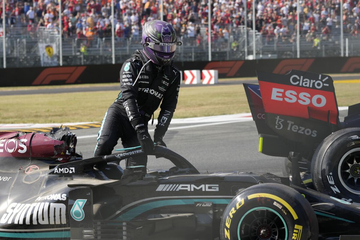 El piloto de Mercedes Lewis Hamilton sale de su monoplaza 