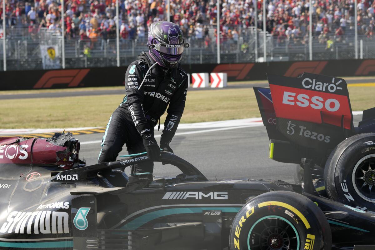 El piloto de Mercedes Lewis Hamilton sale de su monoplaza