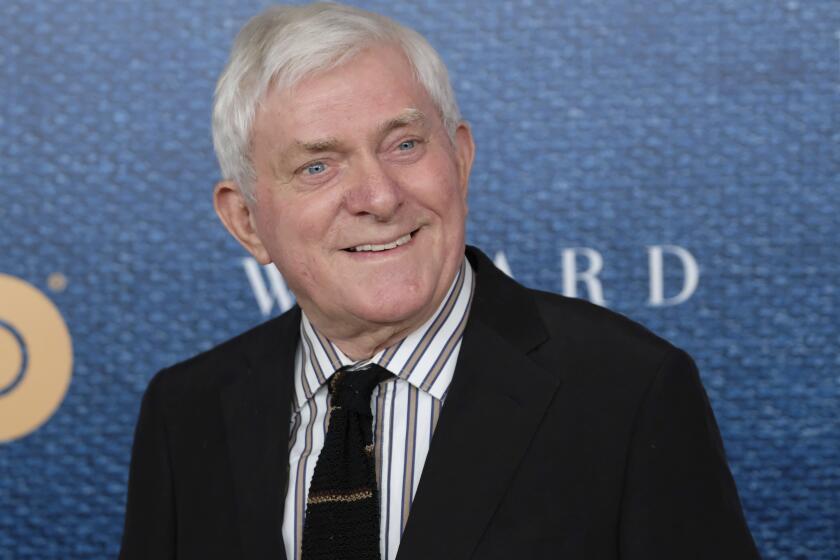 ARCHIVO - Phil Donahue asiste a una proyección de "The Wizard of Lies" de HBO el 11 de mayo de 2017 en Nueva York. Donahue, cuyo pionero programa de entrevistas diurno lanzó un género televisivo imborrable, falleció. Tenía 88 años. (Foto Charles Sykes/Invision/AP, archivo)