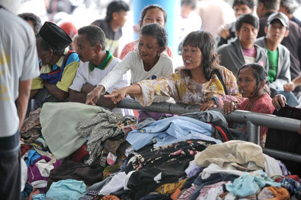 Refuge shelters pass out clothing to evacuees