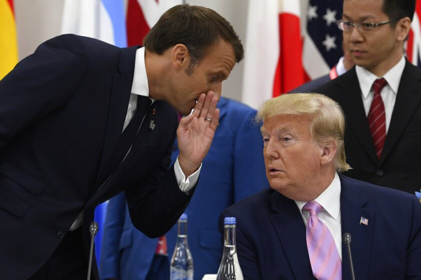 El presidente francés Emmanuel Macron, izquierda, le susurra a Donald Trump antes del inicio del evento de la cumbre G-20 sobre economía digital en Osaka, Japón, el viernes 28 de junio de 2019. (AP Foto/Susan Walsh)