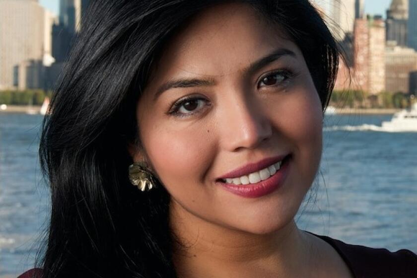 Julissa Arce recibió el premio "Emerging Leader" de Latinos de Hoy, que organizaba el periódico Hoy Los Ángeles, en reconocimiento a su carrera como escritoria, pero también a su rol como activista social.