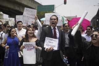 Estudiantes de derecho bloquean una calle para protestar contra una reforma al Poder Judicial de México que haría que los jueces sean elegidos mediante el voto popular, afuera de un centro deportivo donde los diputados se reunieron en una sede alternativa debido a que otras manifestaciones bloquearon la entrada el edificio del Congreso, el martes 3 de septiembre de 2024, en la Ciudad de México. (AP Foto/Félix Márquez)