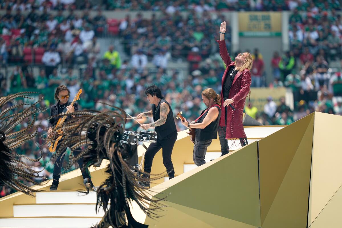La banda mexicana de pop rock Maná se presenta antes del inicio del partido.