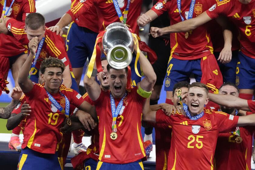 El capitán español Álvaro Morata alza el trofeo de campeones de la Eurocopa tras la victoria 2-1 ante Inglaterra en la final, el domingo 14 de julio d 2024, en Berlín. (AP Foto/Frank Augstein)