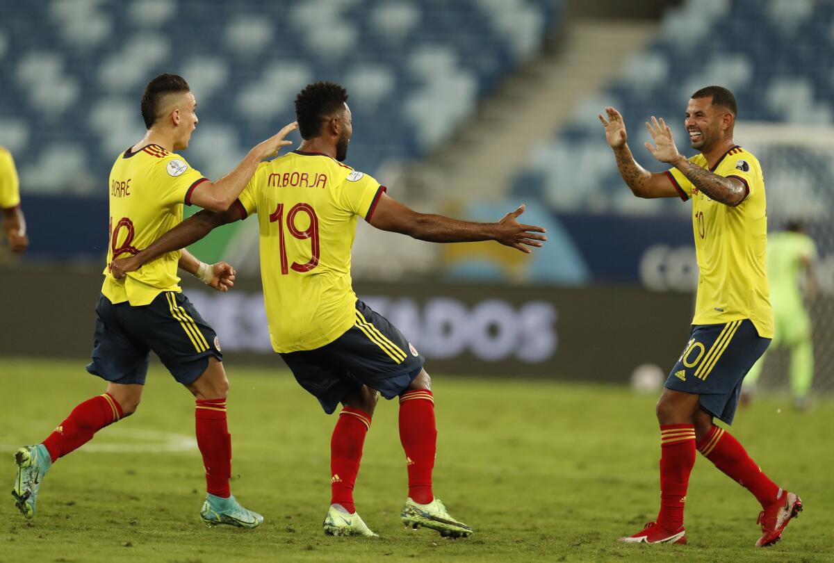 Edwin Cardona (d), de la selección de Colombia, festeja con sus compañeros luego de abrir el marcador ante Ecuador.