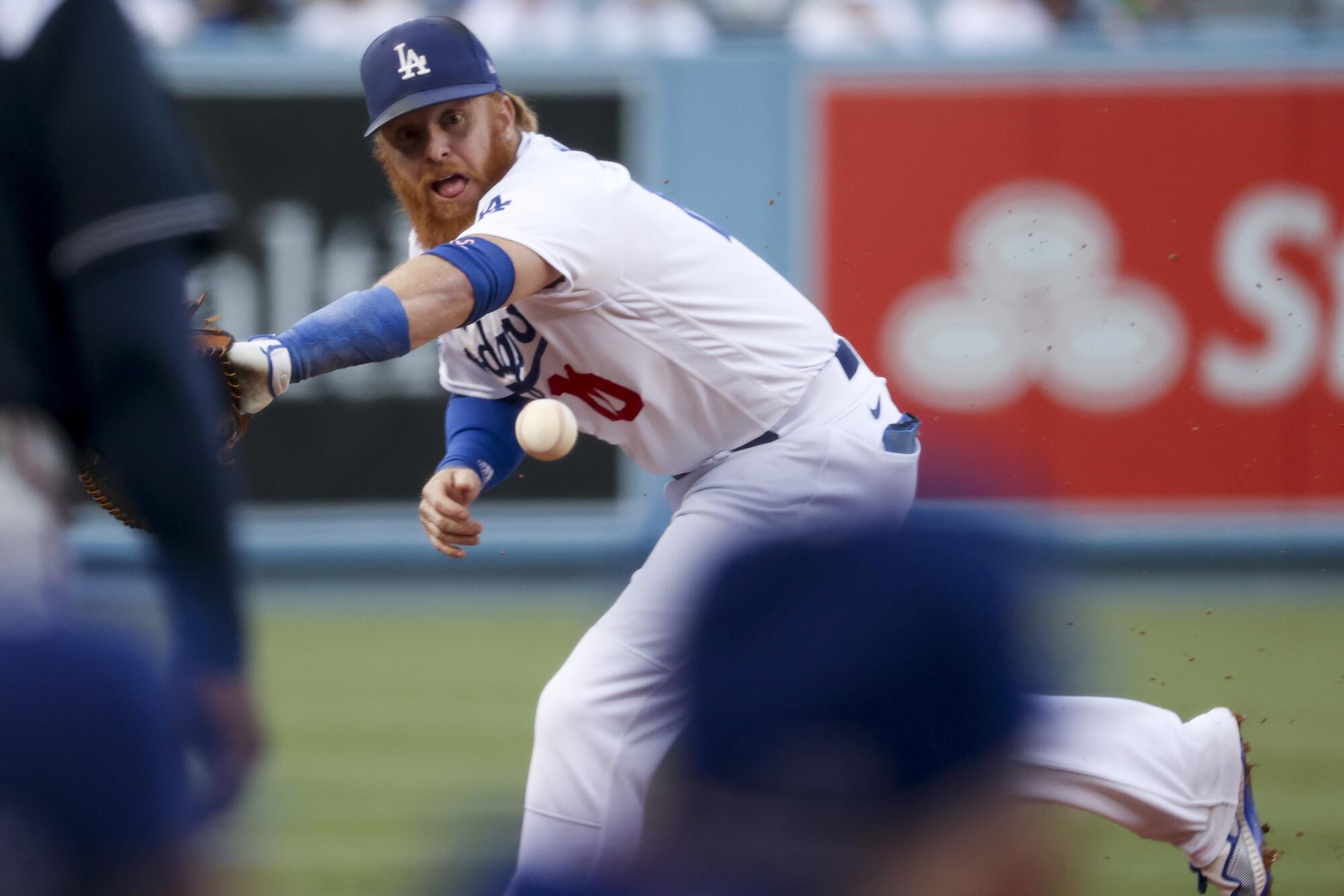 Dodgers third baseman Justin Turner fields a hit by Atlanta Braves' Travis d'Arnaud.