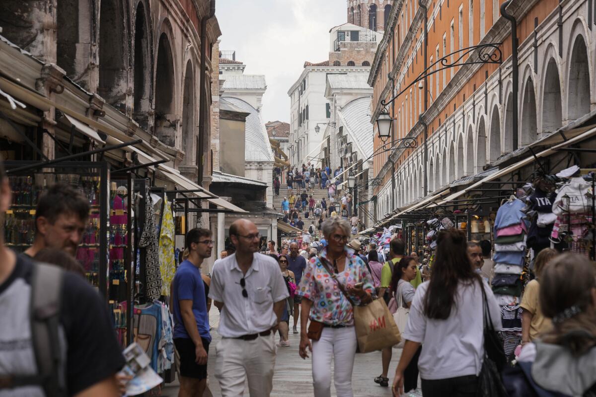 Turistas caminan por una calle de Venecia, Italia, el 13 de septiembre de 2023.
