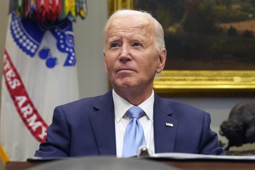 El presidente de Estados Unidos, Joe Biden, escucha durante una conferencia de prensa sobre la respuesta del gobierno al huracán Helene, en la sala Roosevelt de la Casa Blanca, en Washington, el martes 1 de octubre de 2024. (AP Foto/Mark Schiefelbein)