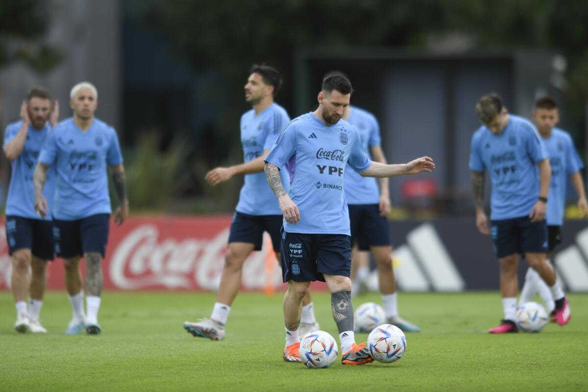 El delantero argentino Lionel Messi (centro) durante un entrenamiento de la selección,