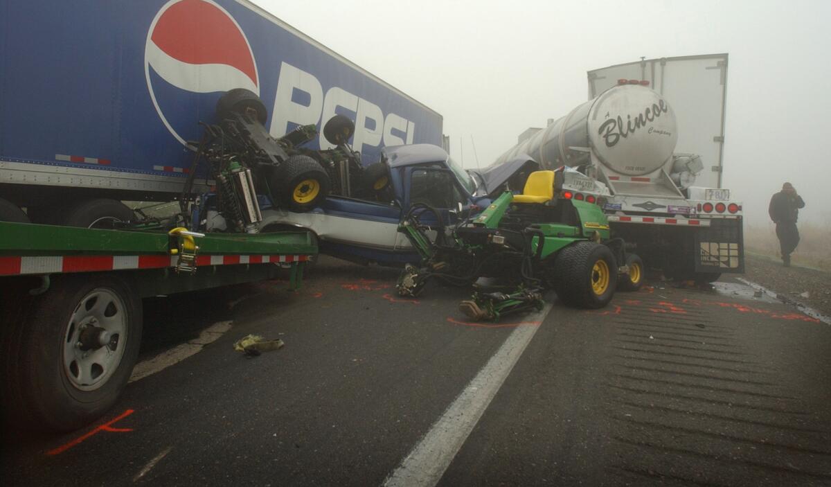 Esta colisión, que involucró a seis camiones semi, fue atribuida a una niebla extremadamente densa en la autopista 99 al sur de Merced, California, en 2002.