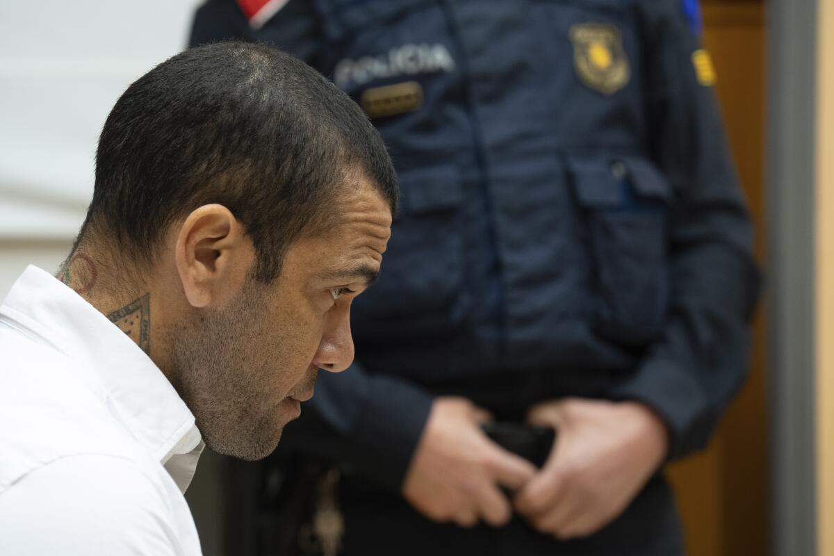 En esta imagen de archivo, el futbolista brasileño Dani Alves, durante un juicio en Barcelona