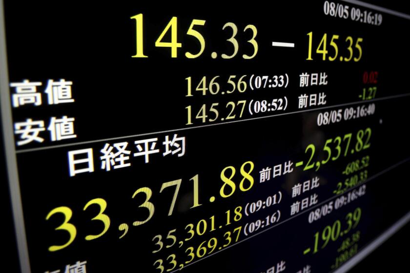 Un monitor muestra el índice bursátil Nikkei 225 el lunes 5 de agosto de 2024, en Tokio. (Shohei Miyano/Kyodo News vía AP)