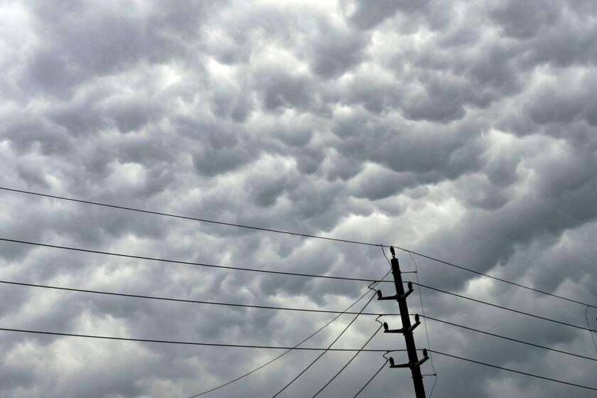 Nubes acumuladas sobre un tendido eléctrico tras varios días de tormentas, el domingo 5 de mayo de 2024 en Humble, Texas. (Elizabeth Conley/Houston Chronicle via AP)