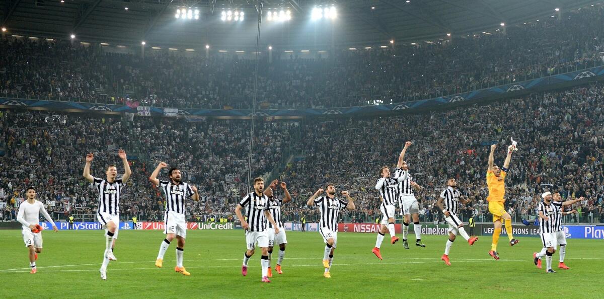 Los jugadores de la Juventus festejan el triunfo en el partido de ida.