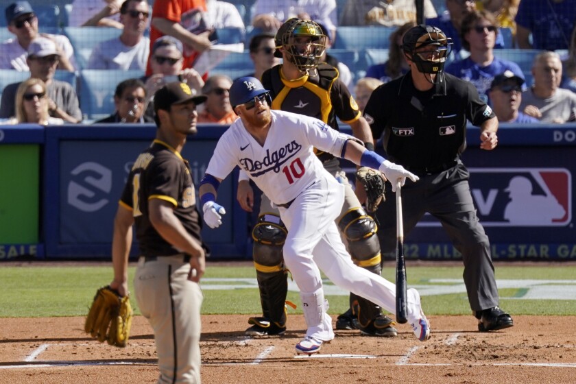 Justin Turner de los Dodgers y el lanzador abridor de los Padres, Yu Darvish, ven el jonrón de Turner en la primera entrada el 2 de julio de 2022.