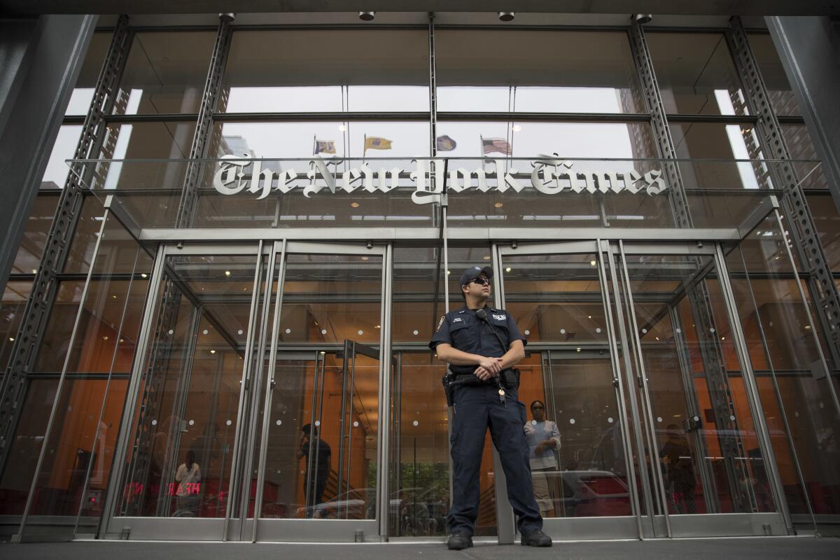 En esta imagen del 28 de junio de 2019, un policía monta guardia frente al edificio del The New York Times