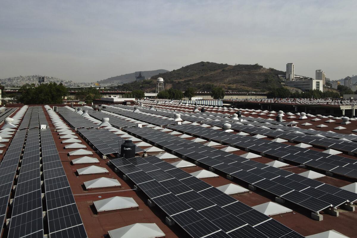 Paneles solares instalados por Pireos Power en el techo de un almacén en el Estado de México