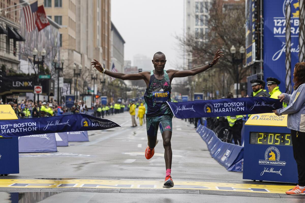 El keniano Evans Chebet cruza la meta para ganar la rama masculina del Maratón de Boston, 