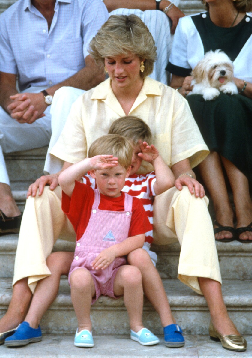 Prinzessin Diana, Prinzessin von Wales mit Prinz William und Prinz Harry im Urlaub auf Mallorca, Spanien am 10. August 1987. 