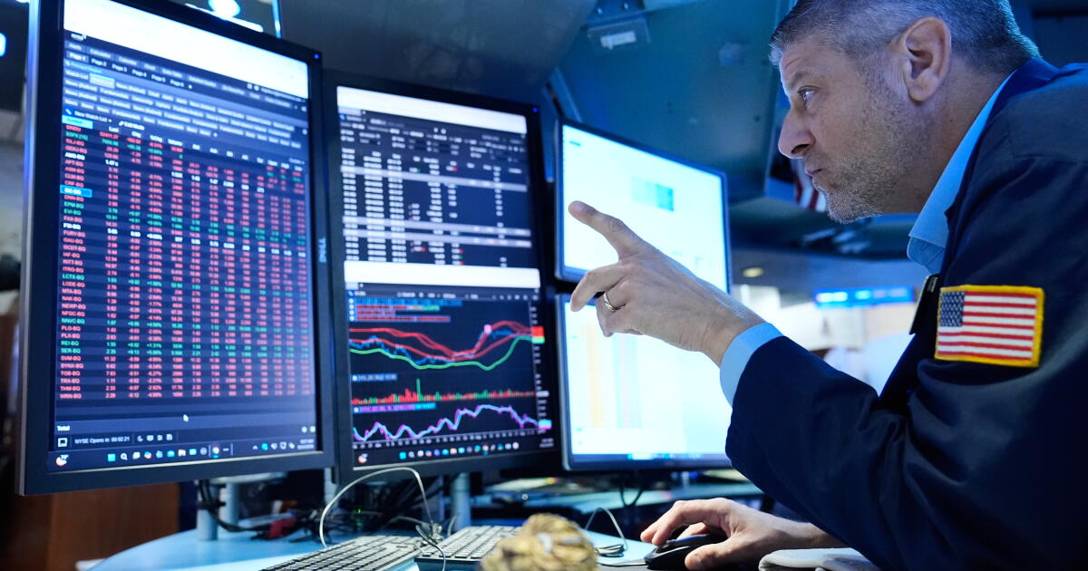 Photo: latimes.com Michael Gallucchi Traders works on the floor at the New York Stock Exchange in New York, Monday, Sept. 14, 2026. (AP