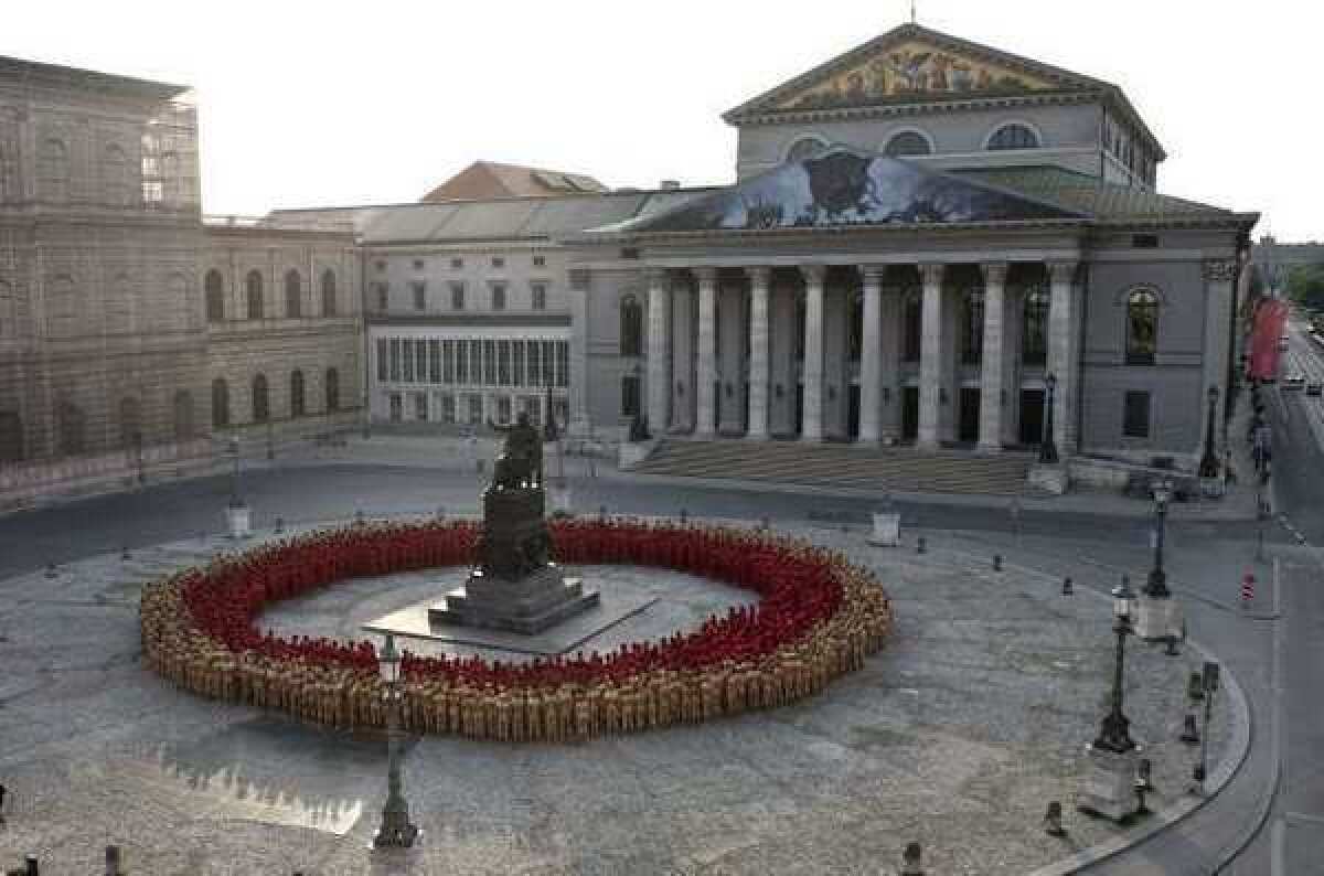 Several hundred nude people assembled in downtown Munich over the weekend for American artist Spencer Tunick's installation dedicated to the "Ring" cycle by Richard Wagner.