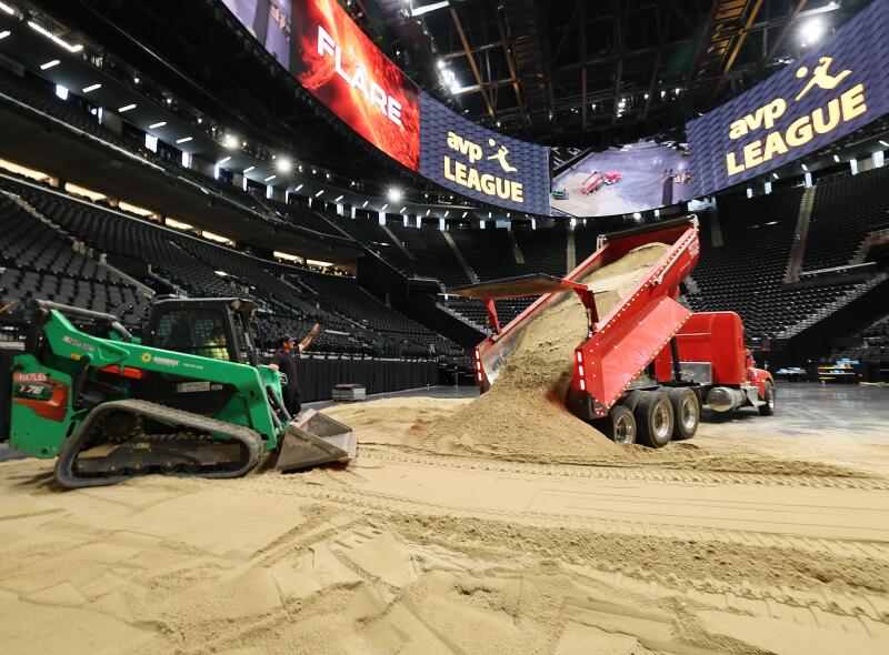 A AVP Beach soltou uma areia de caminhão na quadra de vôlei em Intuits Dome.