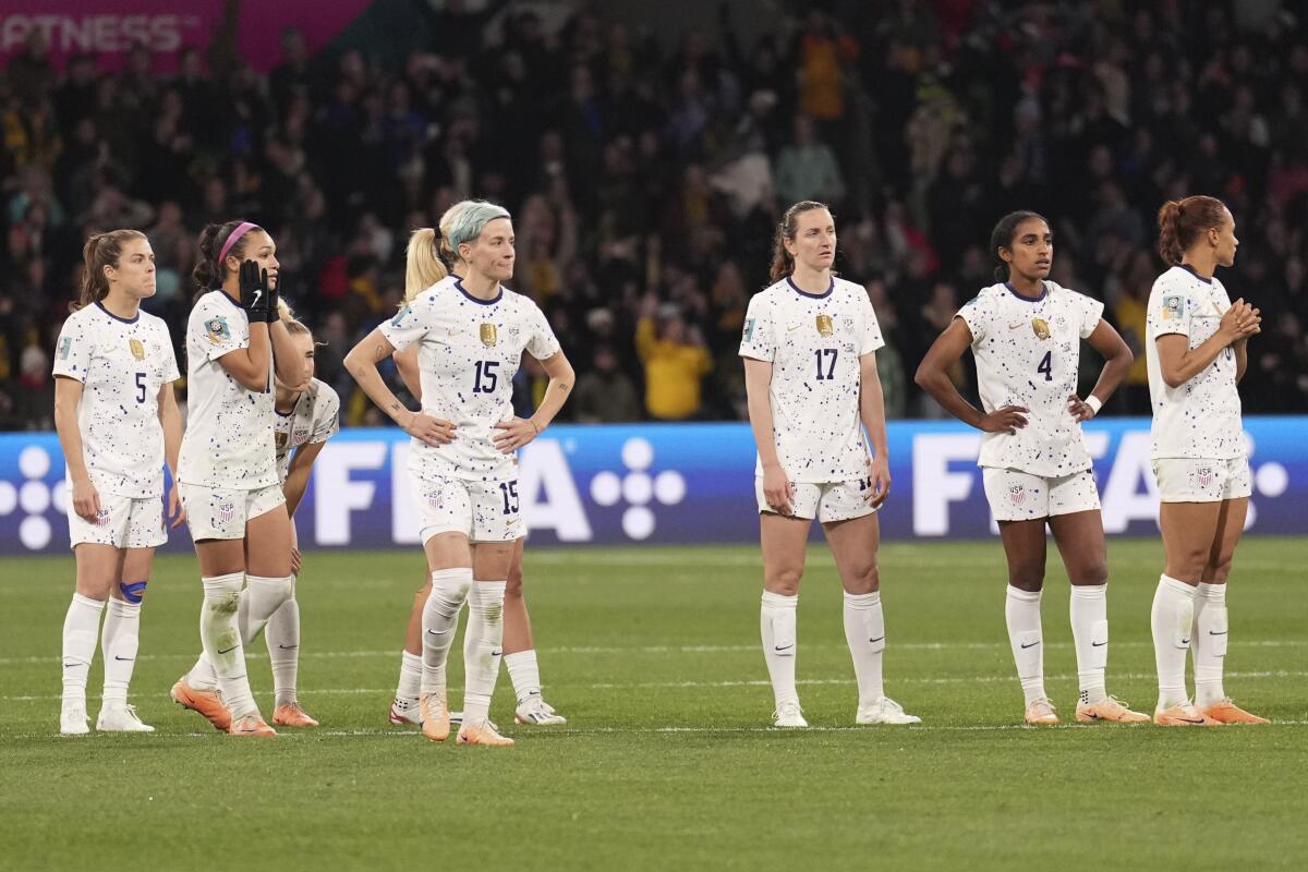Las jugadoras de los Estados Unidos reaccionan luego de su derrota frente a Suecia
