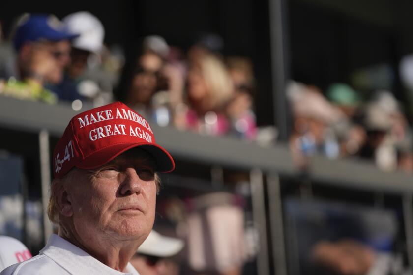El precandidato republicano a la presidencia, el expresidente Donald Trump, durante un evento de golf en el Club de Golf Trump National Doral, el domingo 7 de abril de 2024, en Doral, Florida. (AP Foto/Rebecca Blackwell)