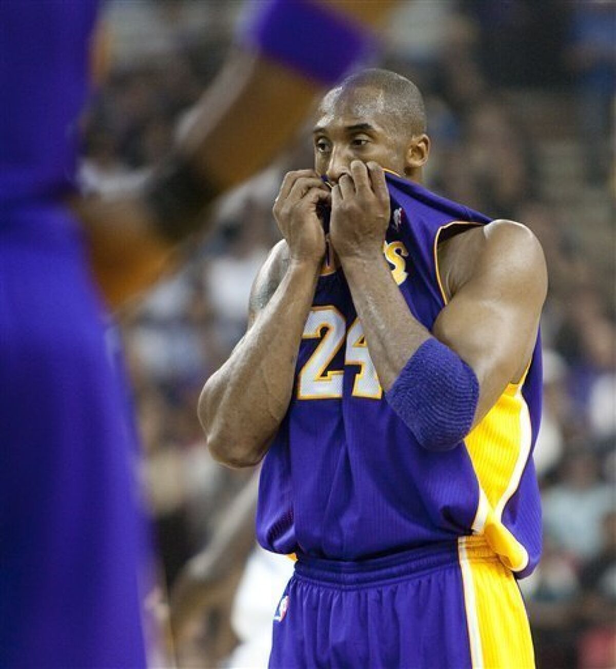 Los Angeles Lakers' Kobe Bryant prepares to shoot a free throw in the first half against the Sacramento Kings in Sacramento, Calif., Nov. 3, 2010. (AP Photo/Robert Durell)