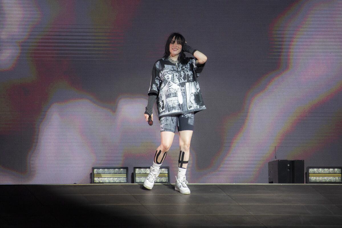 ARCHIVO - Billie Eilish durante su presentación en el escenario principal Pyramid en el Festival 
