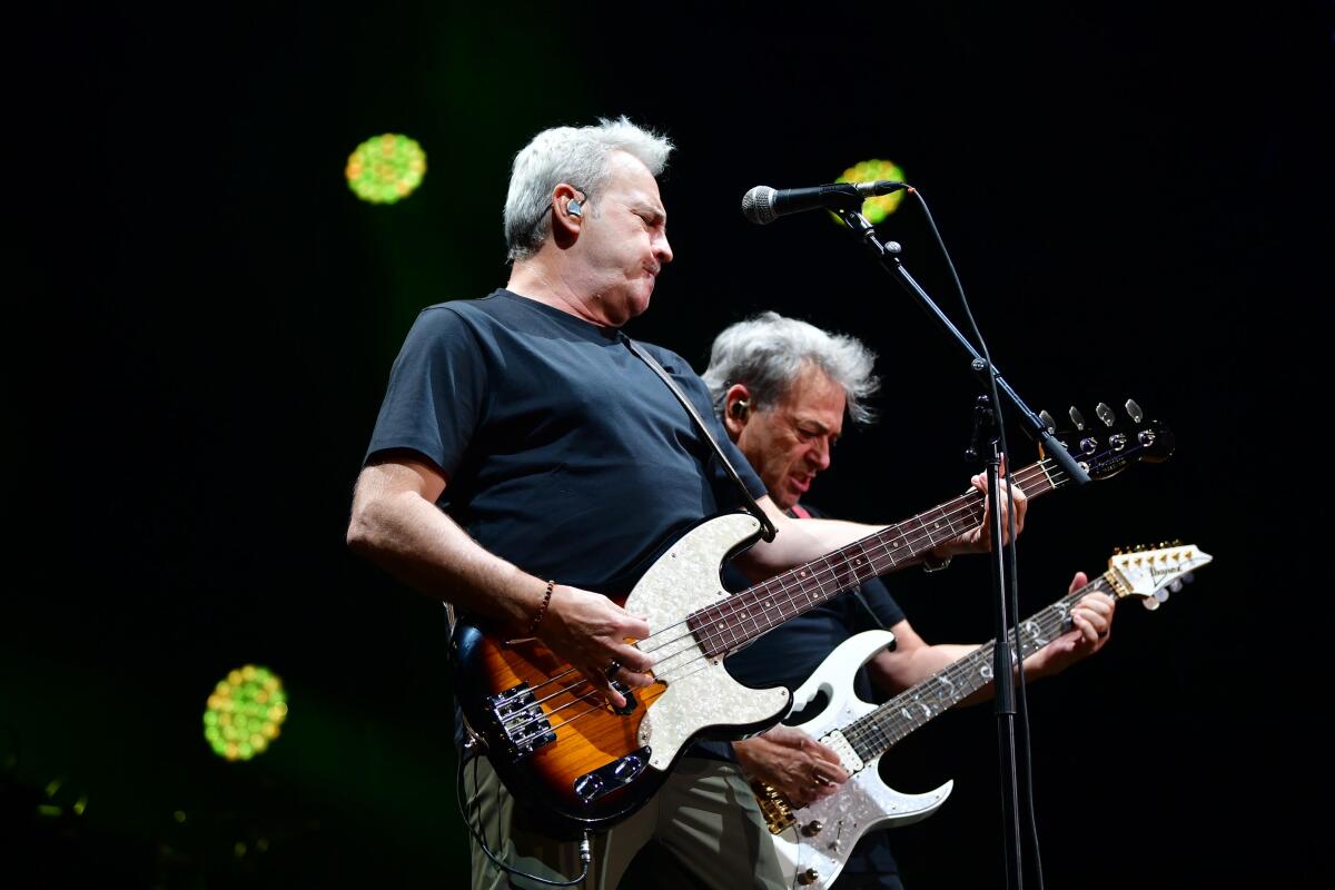 David Summers y Rafa Gutiérrez, durante su actuación en el Crypto.com Arena de Los Ángeles.