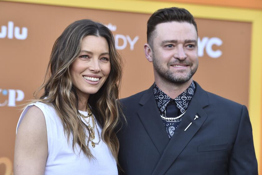 La actriz y productora Jessica Biel llega con su esposo, Justin Timberlake, al estreno de "Candy" en Los Ángeles el lunes 9 de mayo de 2022 en el teatro El Capitán. (Foto por Jordan Strauss/Invision/AP)