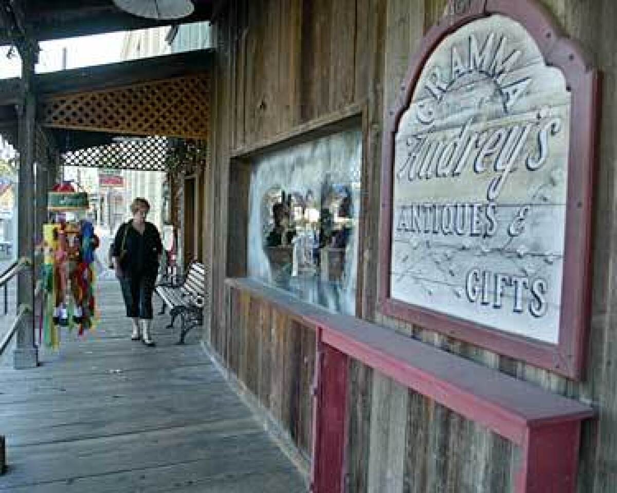 Front Street in Temecula's Old Town district is known for its antiques shops. Starting in 1998, the area received a major face-lift that incorporated historic structures.