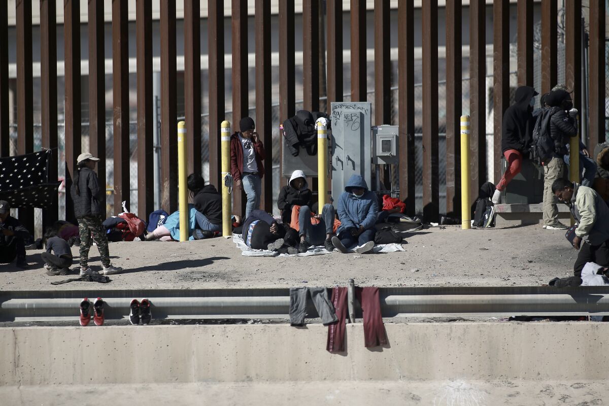 Migrantes aguardan en la frontera entre México y Estados Unidos