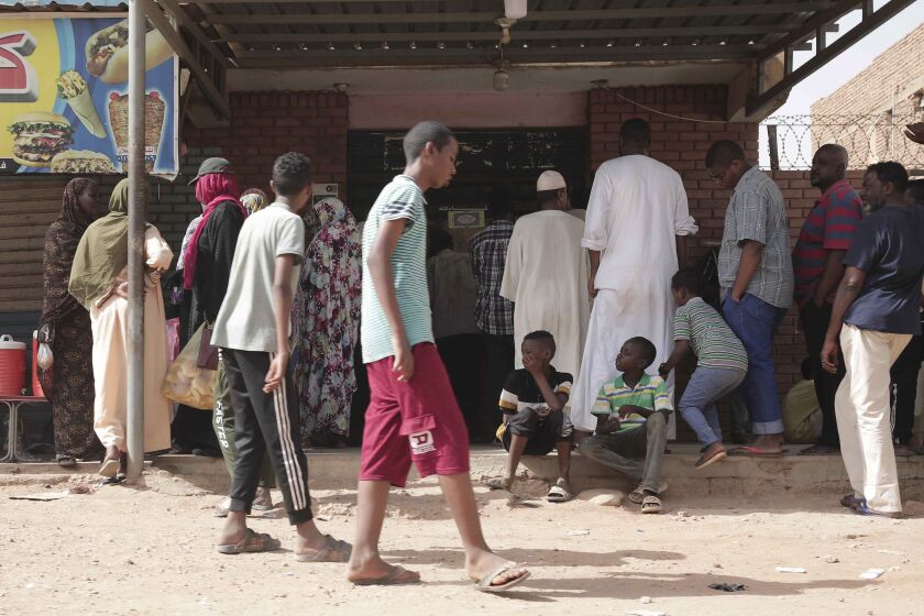Gente hace fila ante una panadería durante un cese el fuego en Jartum, Sudán, el sábado 27 de mayo de 2023. Estados Unidos y Arabia Saudí pidieron el domingo a los bandos enfrentados en Sudán que ampliaran un cese el fuego que expiraba el lunes. (AP Foto/Marwan Ali)