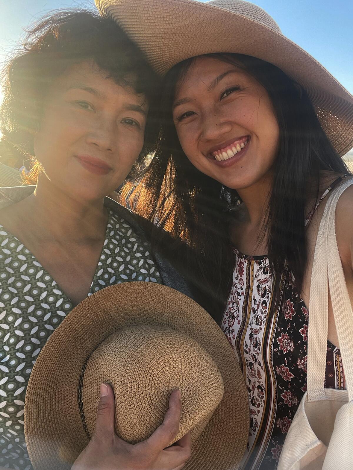 Nancy Ng, a la derecha, desapareció el 19 de octubre mientras navegaba en kayak con su grupo de retiro de yoga en Guatemala.