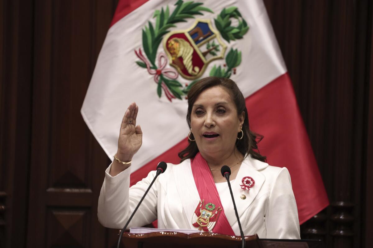 ARCHIVO - La presidenta peruana Dina Boluarte pronuncia su primer discurso anual ante el Congreso 